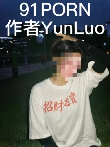 刚吃完麻辣烫把女朋友拉倒厕所解决一下